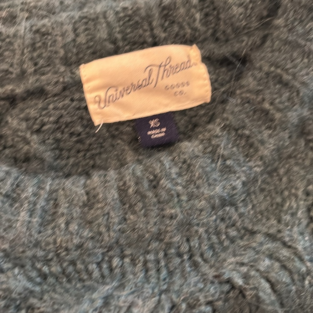 Green sweater - Picture 2 of 2